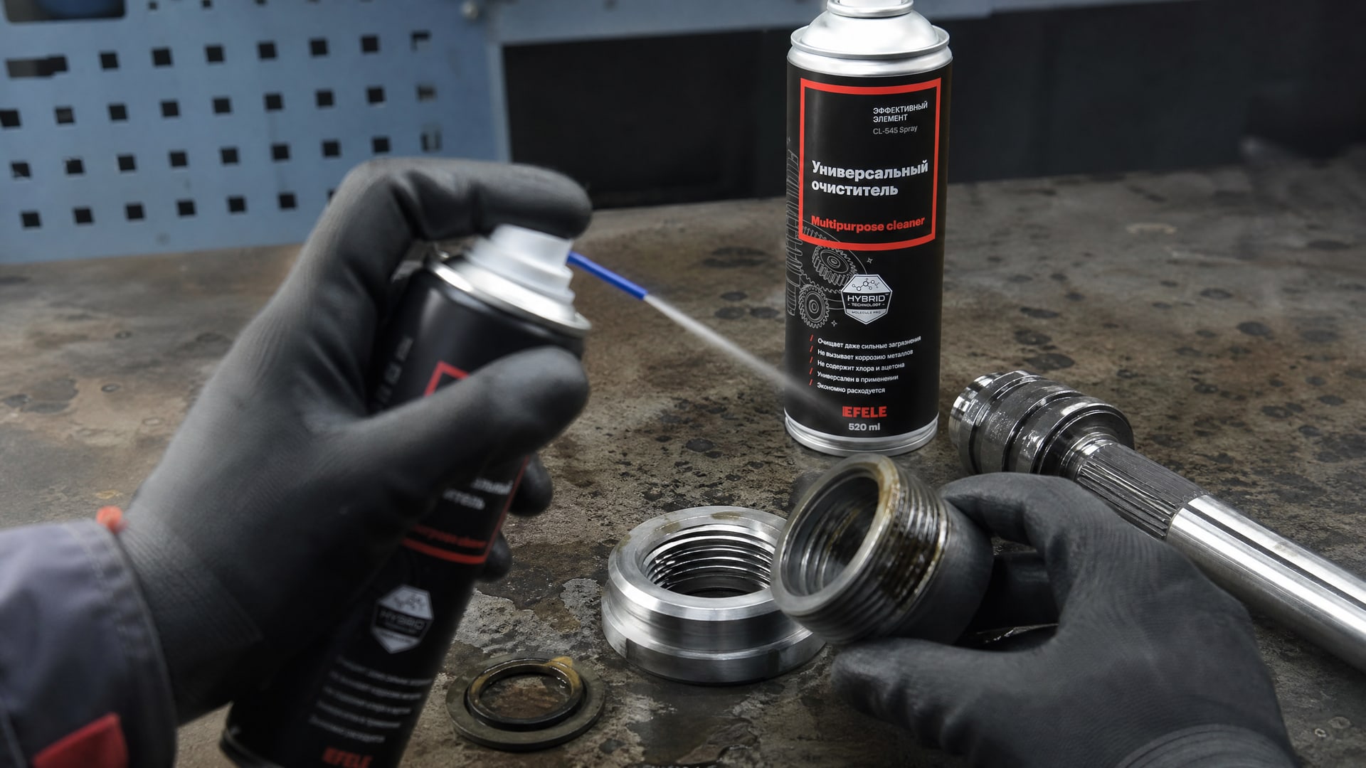 Рука в перчатке наносит EFELE CL-545 Spray на резьбу после анаэробного фиксатора.