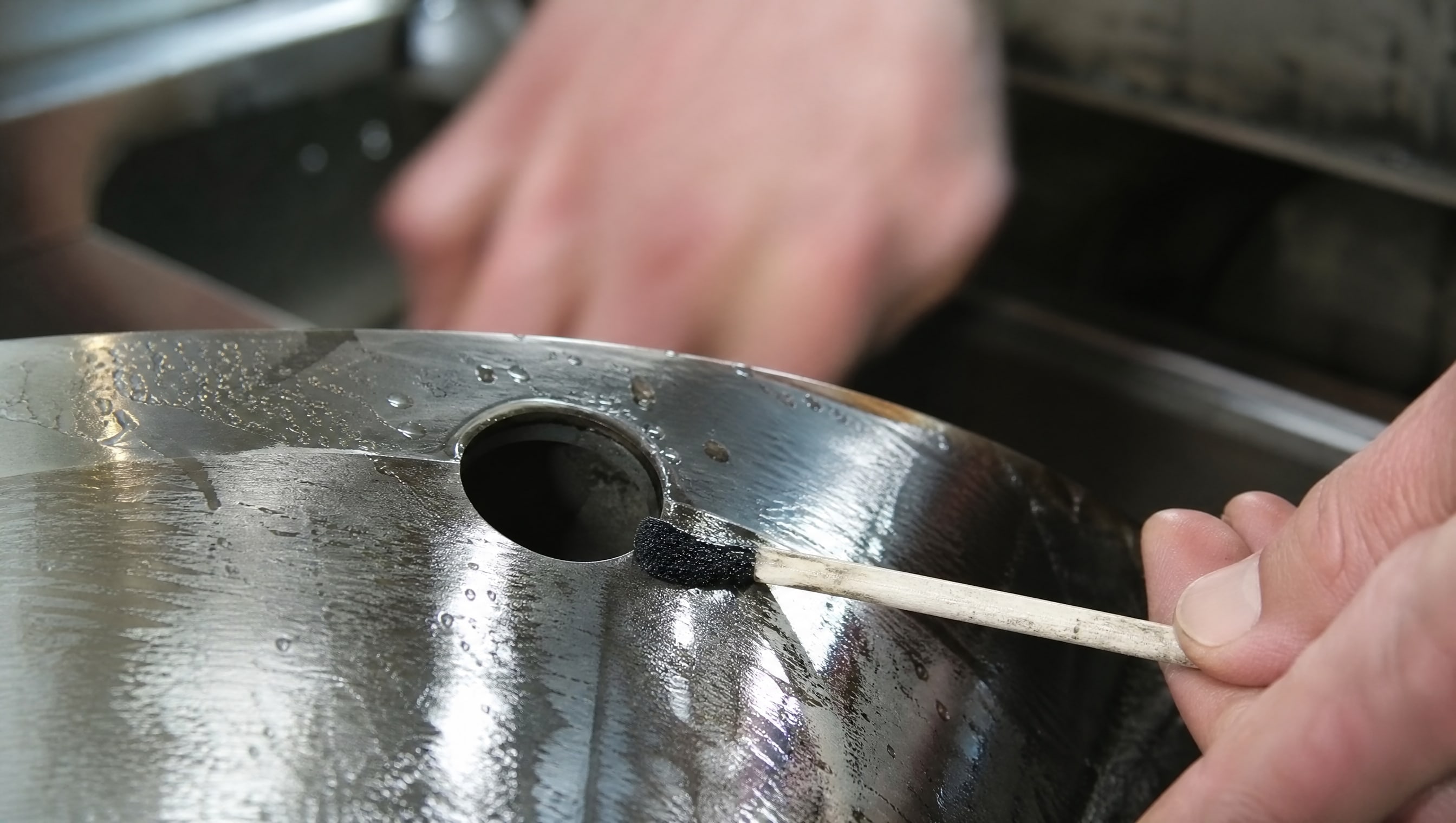 Капля горячего щелочного раствора на стальной поверхности после обезжиривания, подготовка к твердосмазочным покрытиям.