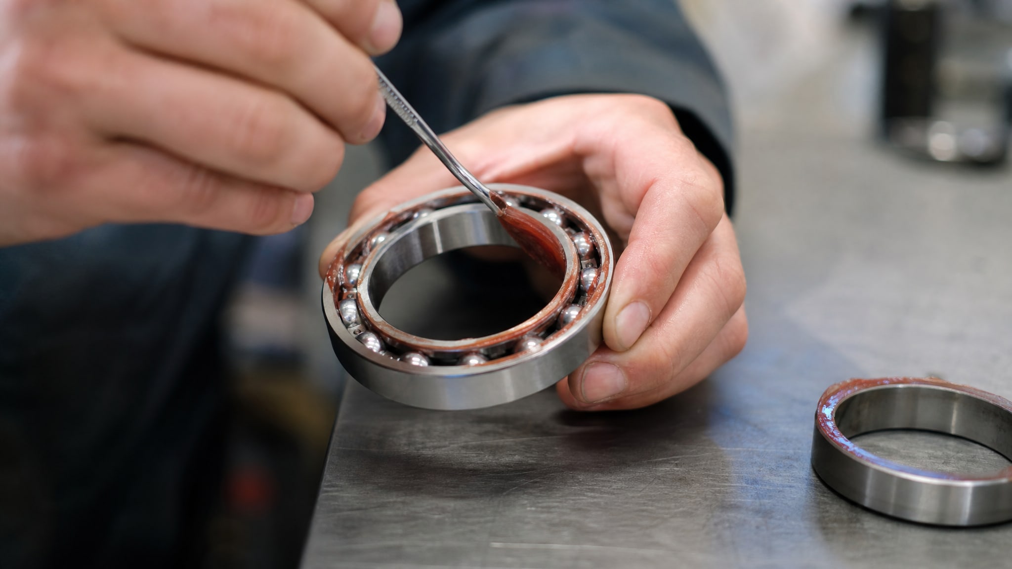 Смазка для подшипников высокотемпературная между частями подшипника.