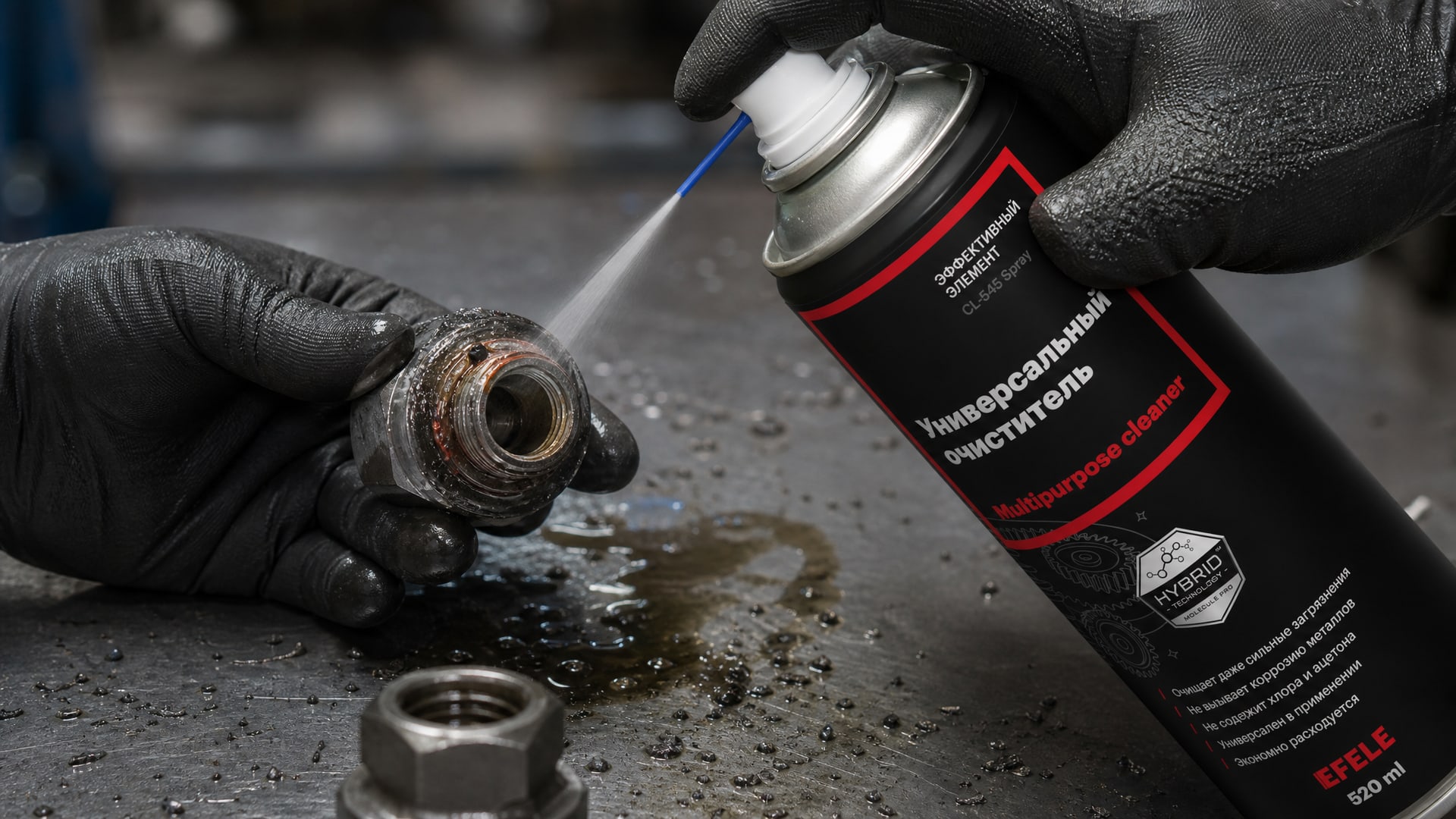 Рука в перчатке наносит EFELE CL-545 Spray, чтобы удалить анаэробный герметик.